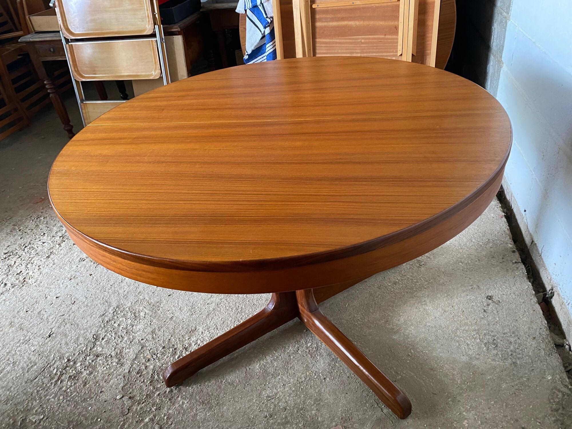 Table ronde dia 116cm extensible type Scandinave en teck et placage de teck an 1960