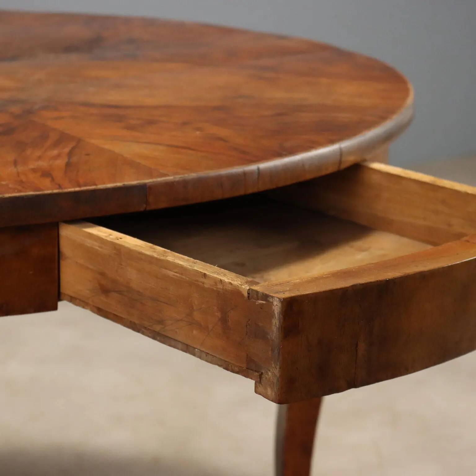 Table ronde élégante avec tiroir et pieds galbés