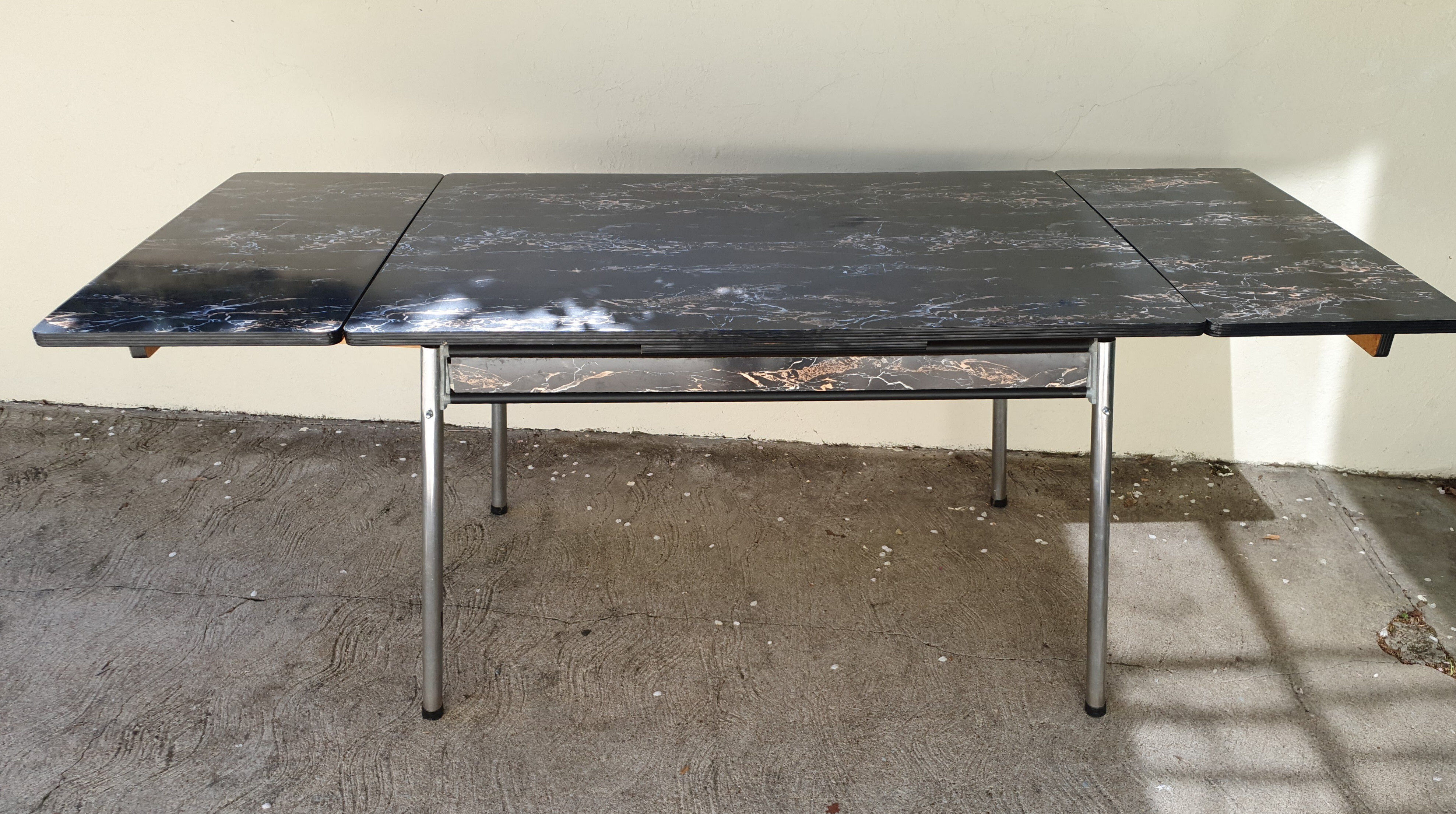 Extension table in Formica black marble year 60