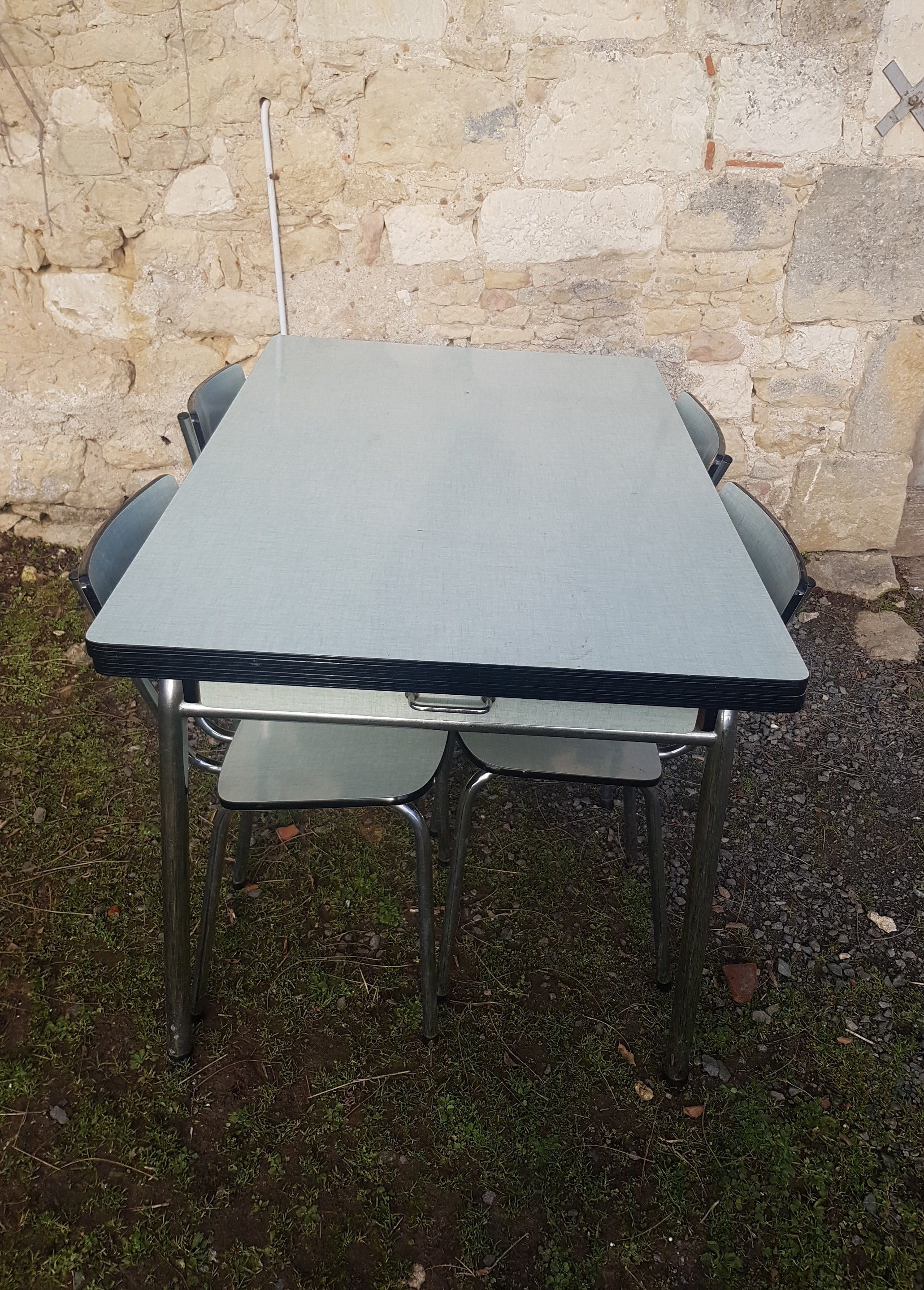 Table formica and its 4 chairs