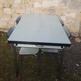 Table formica and its 4 chairs