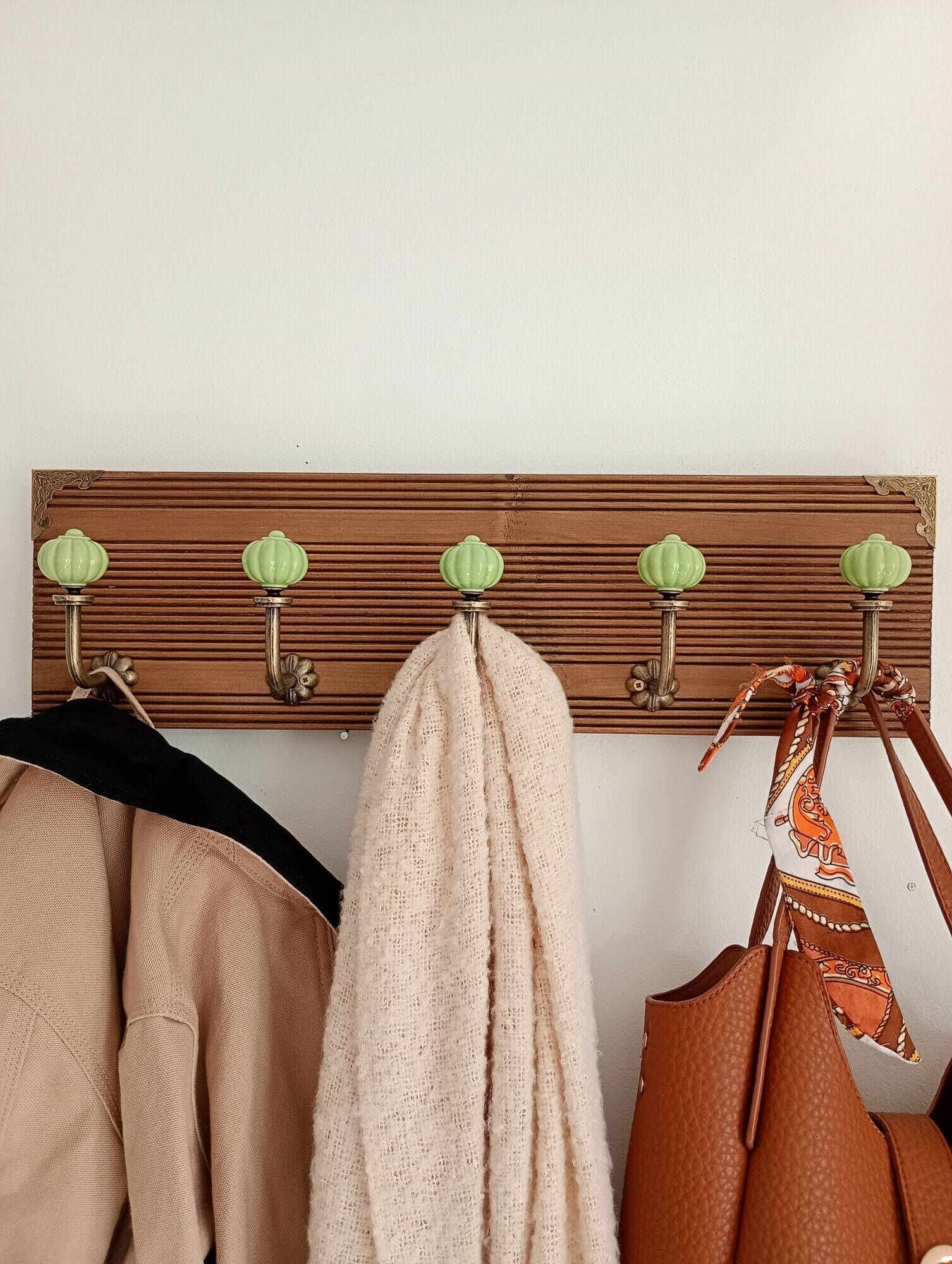 Wall-mounted coat rack with 5 hooks in sage green, stained wood and patinated metal – 50cm