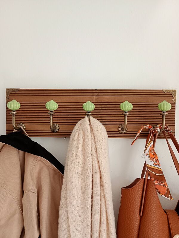 Porte-manteau mural 5 patères vert sauge bois teinté et métal patiné – 50cm