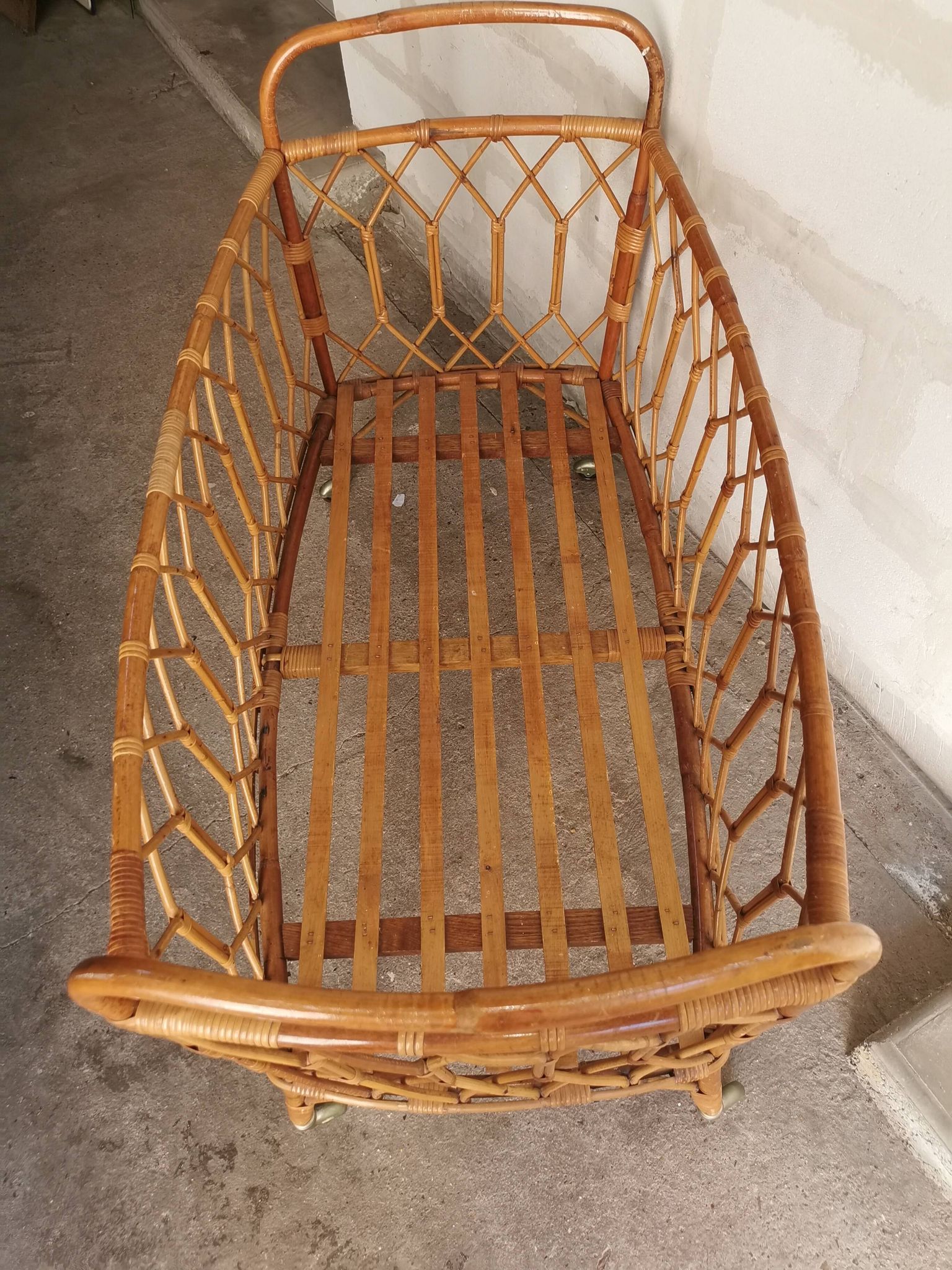Lit enfant, bébé vintage en rotin