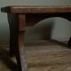 Banc repose-pied ancien en bois massif