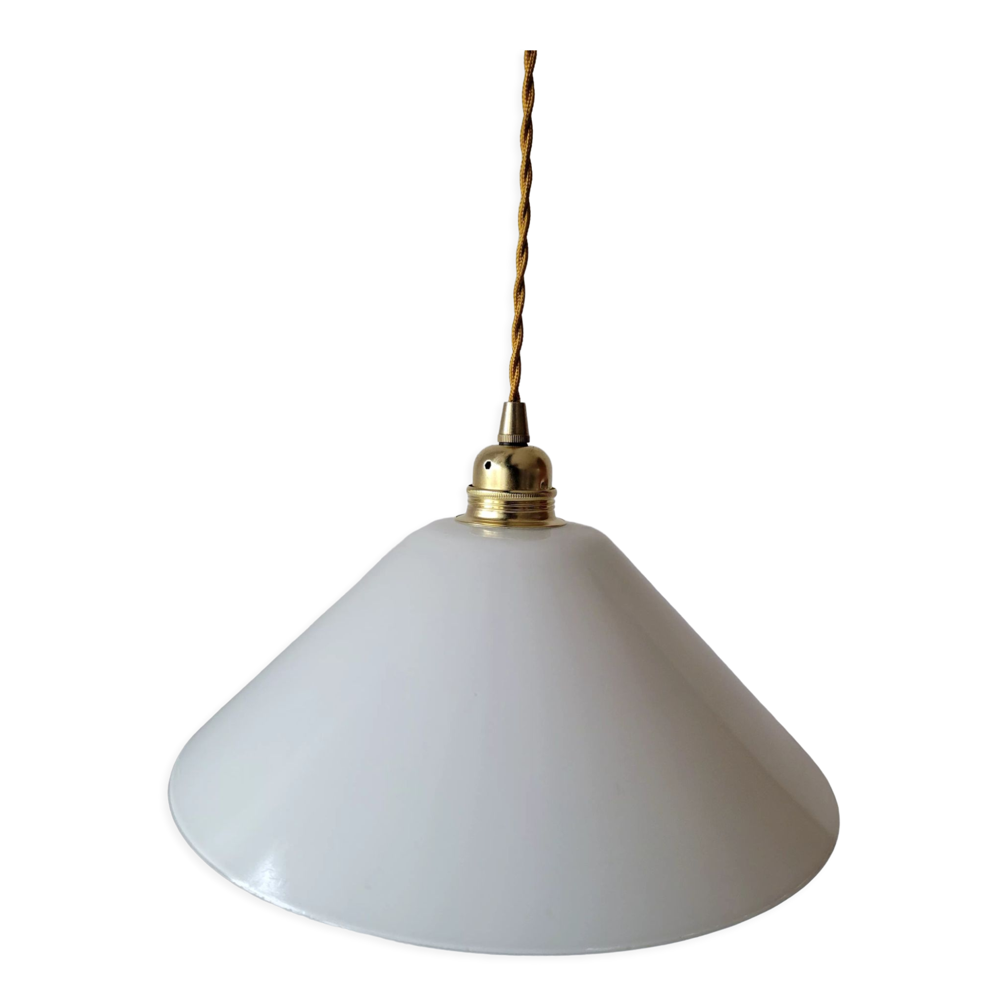 Conical suspension in white opaline