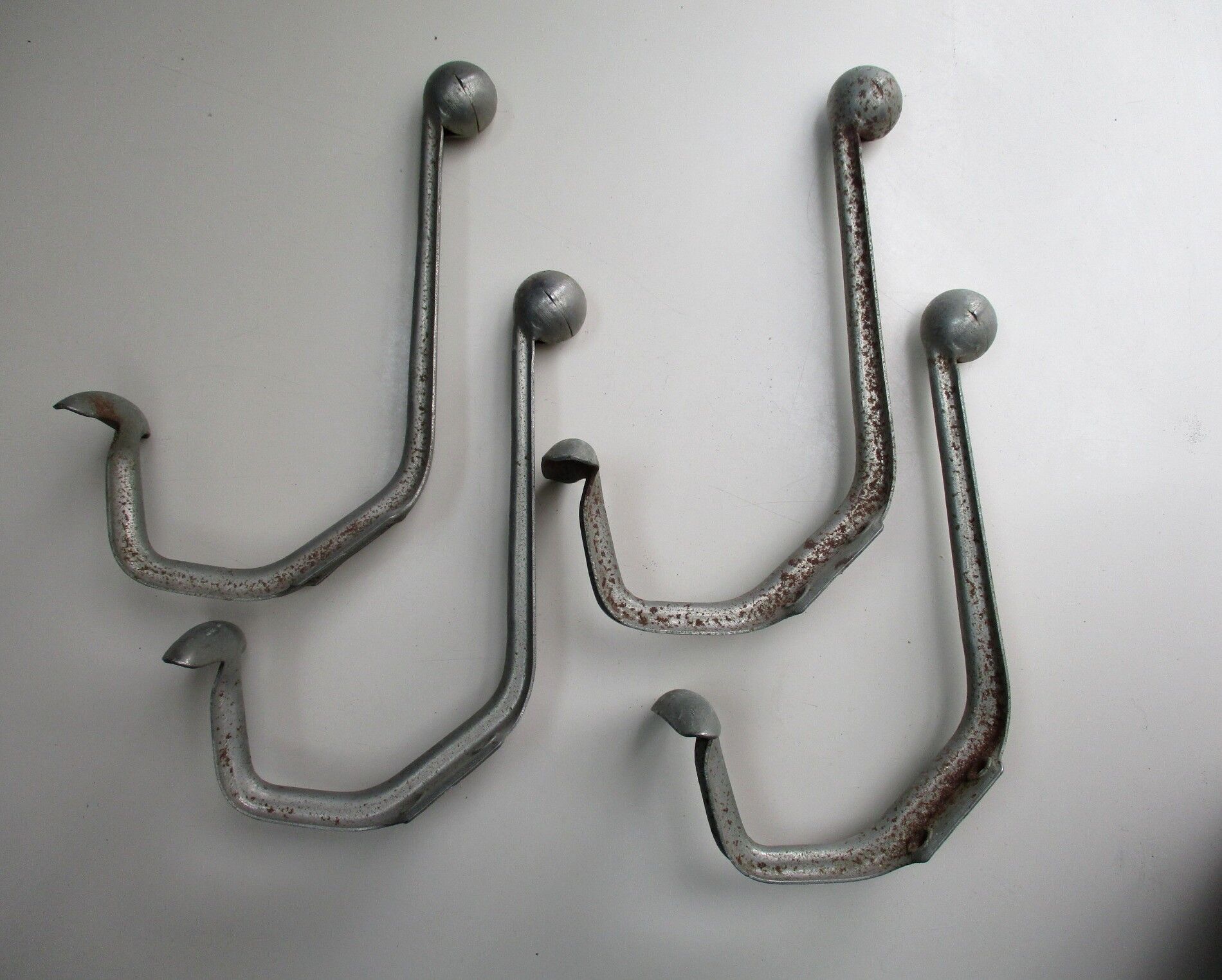 Quatre patères industrielles en fer