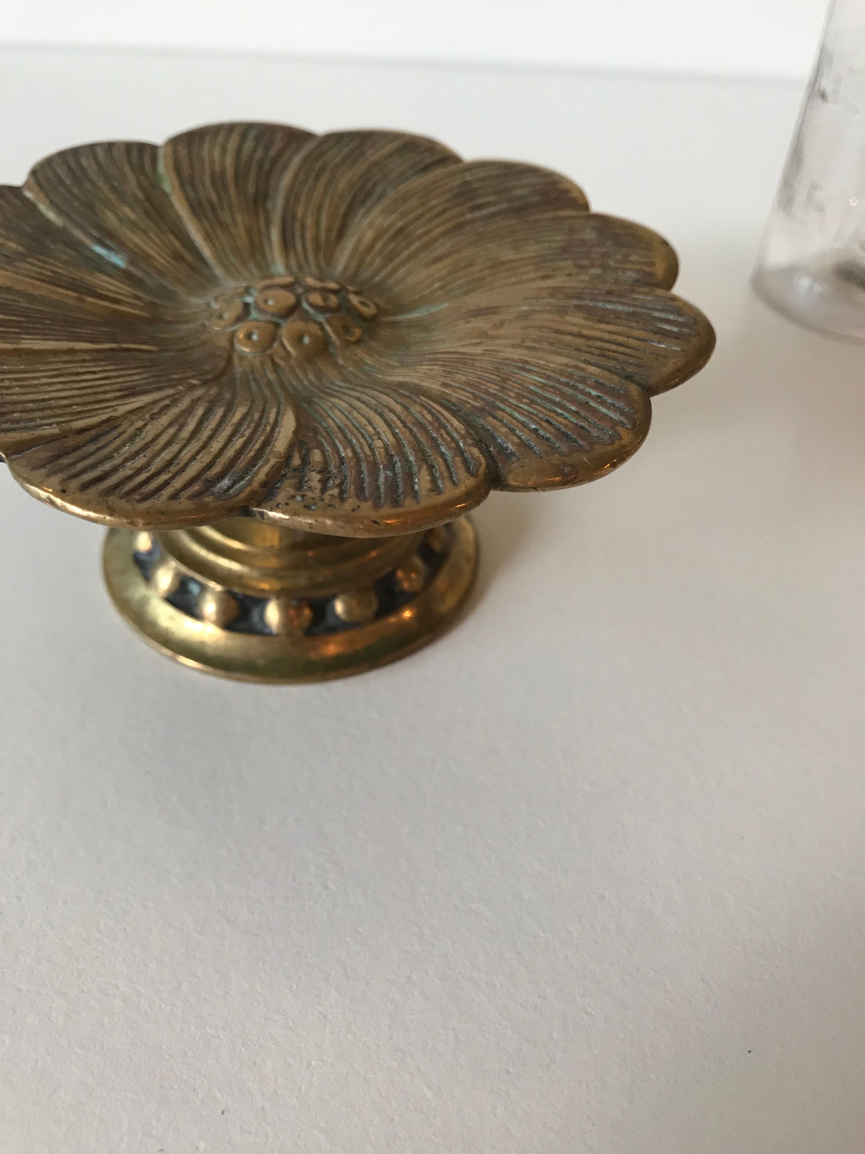 Cup flowers in brass