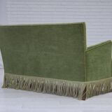 Canapé danois 2 places des années 1970, velours d'ameublement vert, pieds en bois de hêtre.