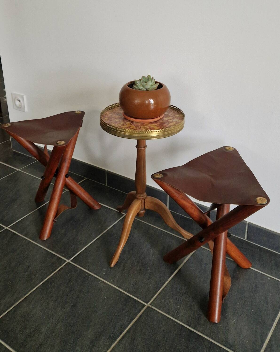 Ensemble de tabourets tripode teck et cuir
