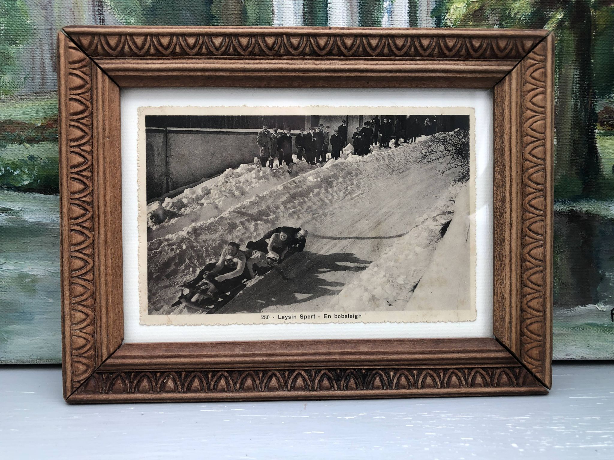Cadre en bois sculpté et image ancienne « Bobsleigh à Leysin »