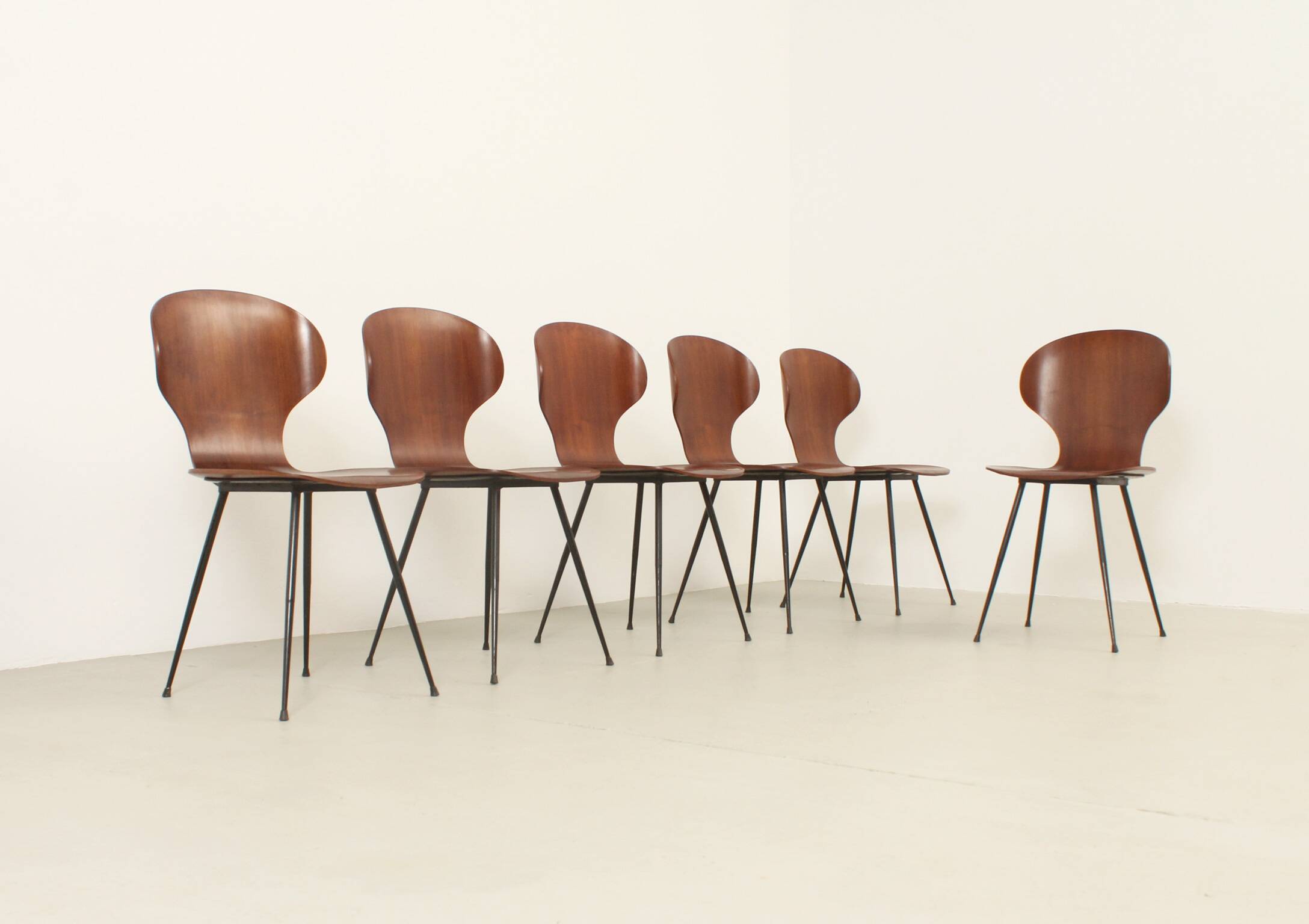 Six plywood chairs by Carlo Ratti, Italy, 1950s.