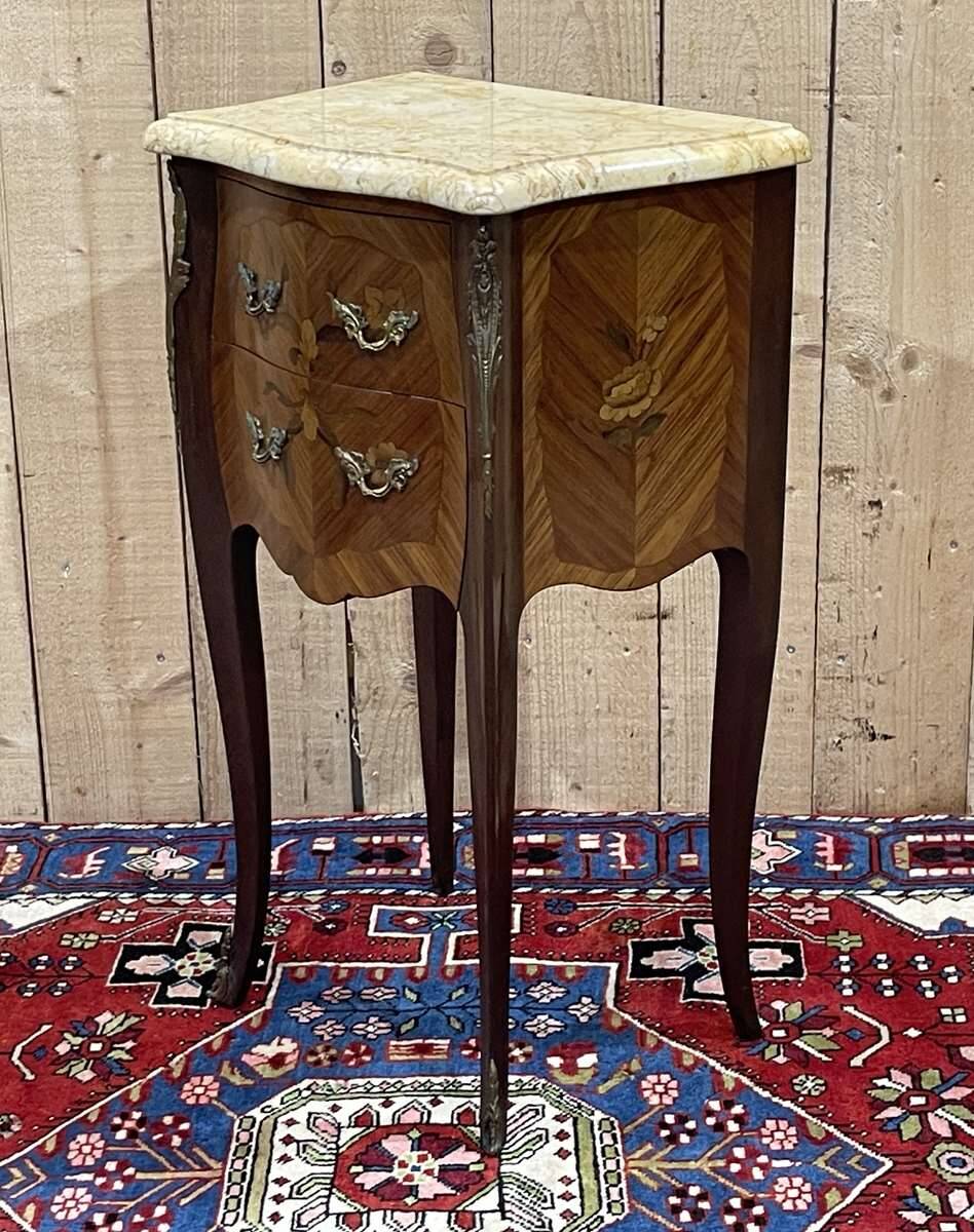 Chevet de style Louis XV en bois de rose, chêne et dessus marbre - fabrication des années 70