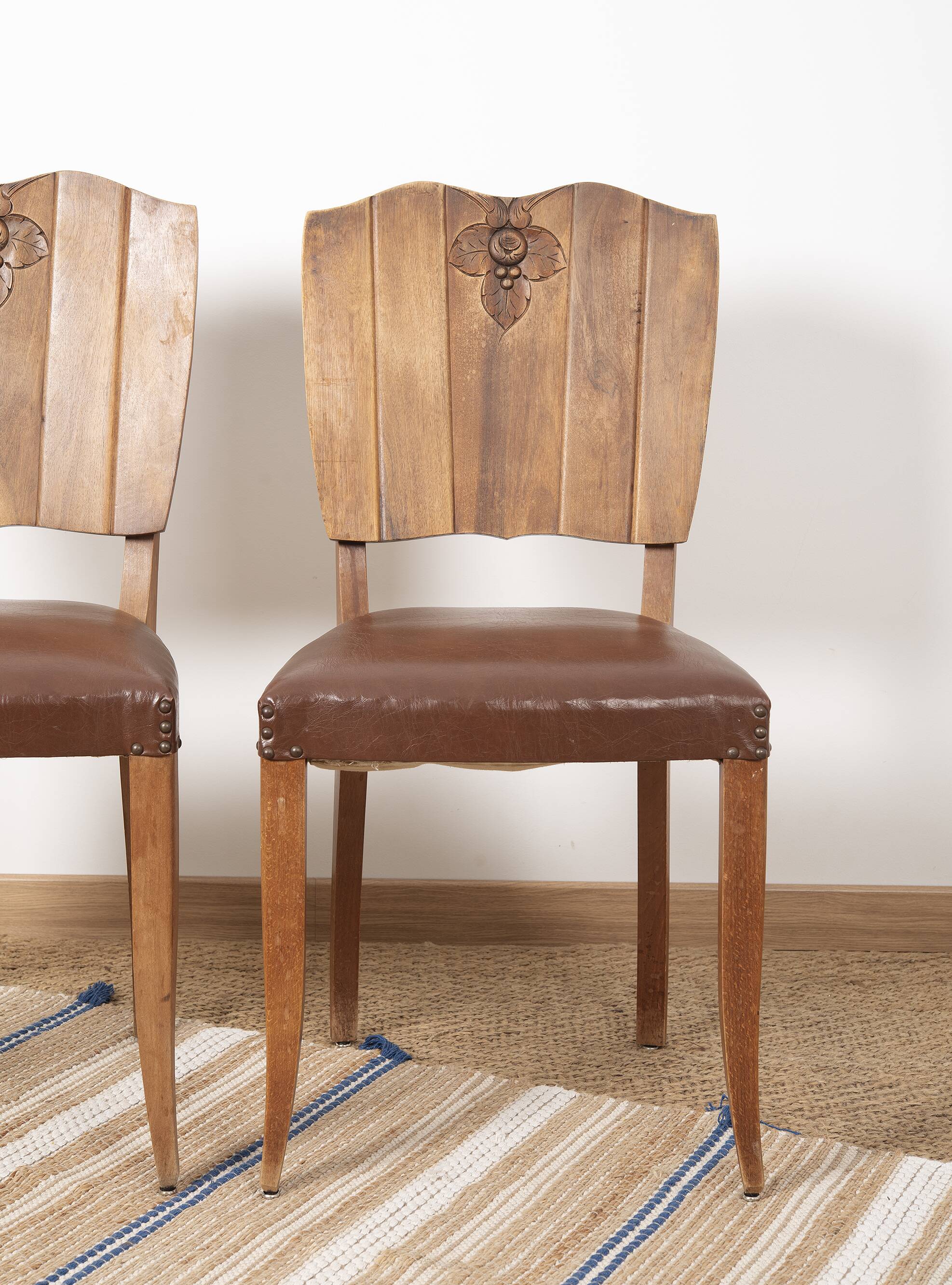 Set of 4 Art Deco chairs in carved wood