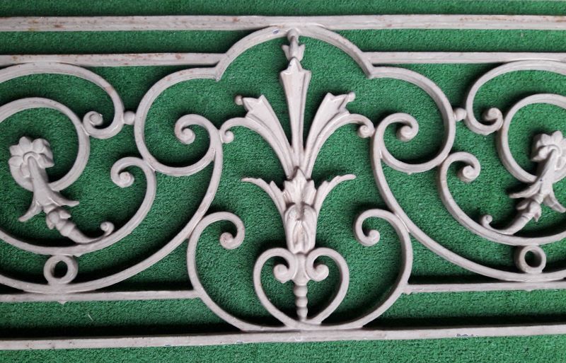 Pair bodyguards 132.5x31cm cast