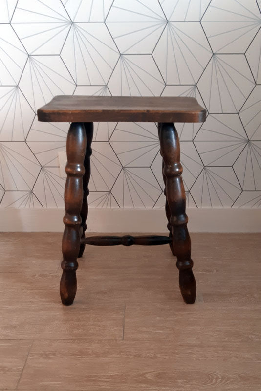 Tabouret marron en bois tourné.
