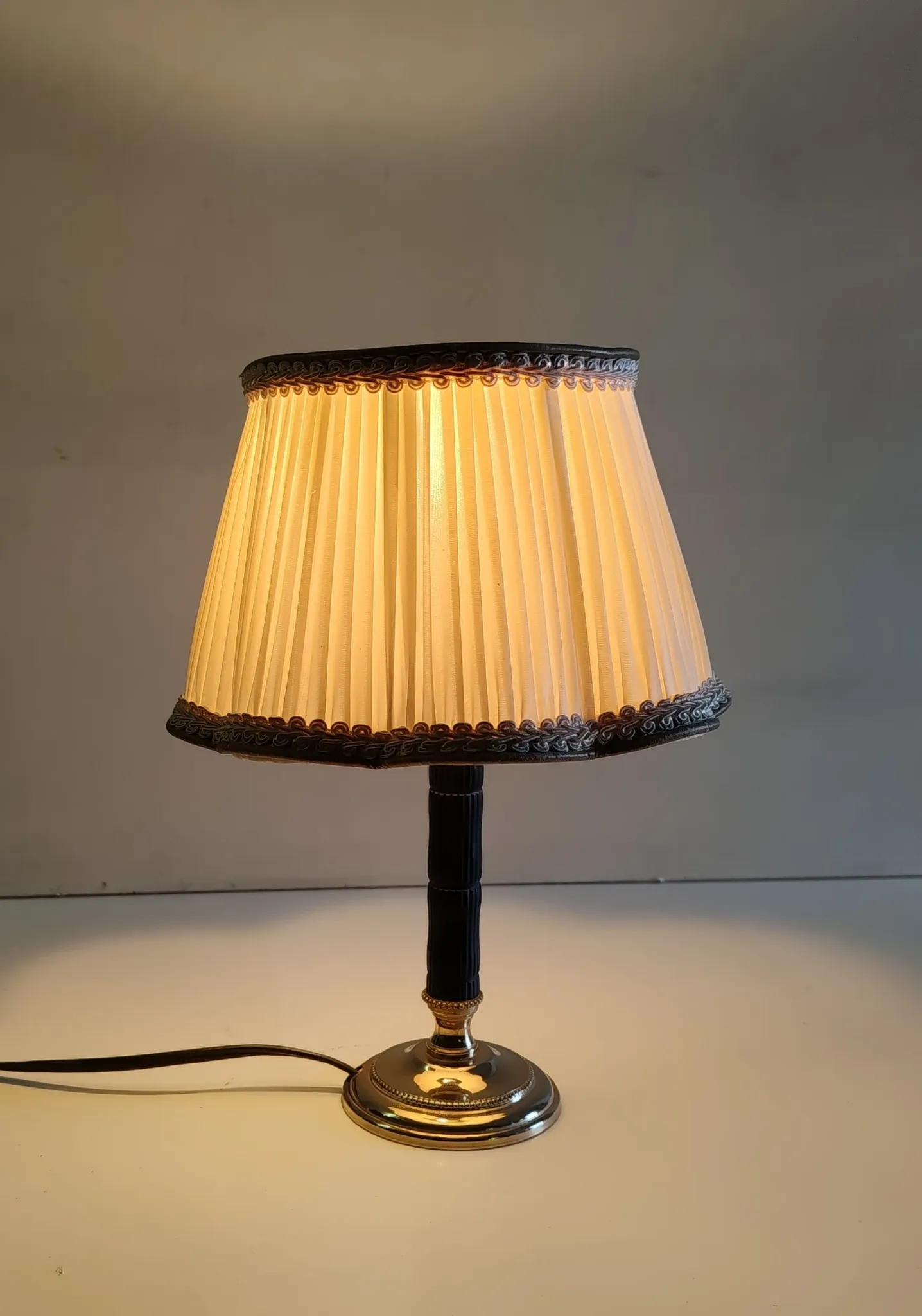 Table lamp in brass and Bakelite - mid 20th century
