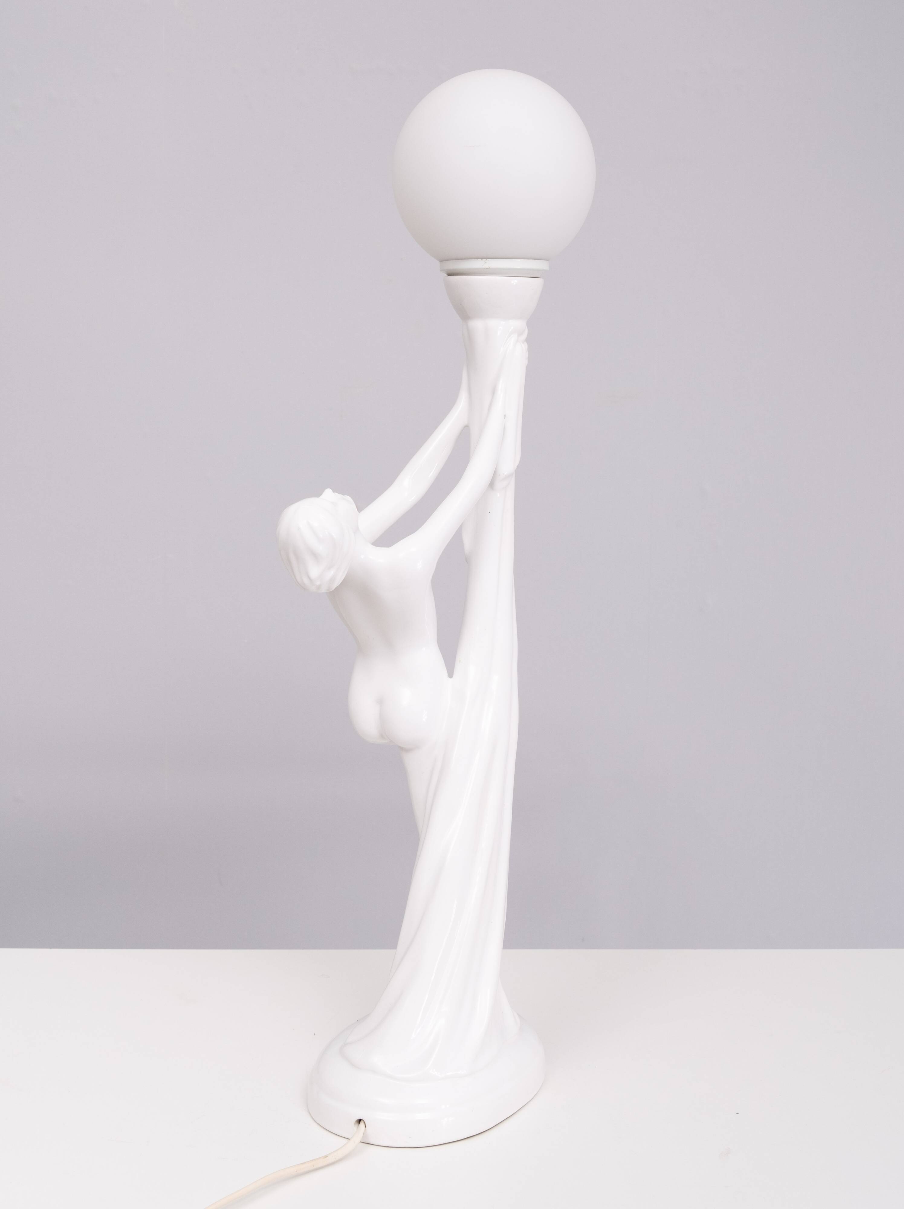 Lampe art déco femme nue en céramique blanche globe italie années 70
