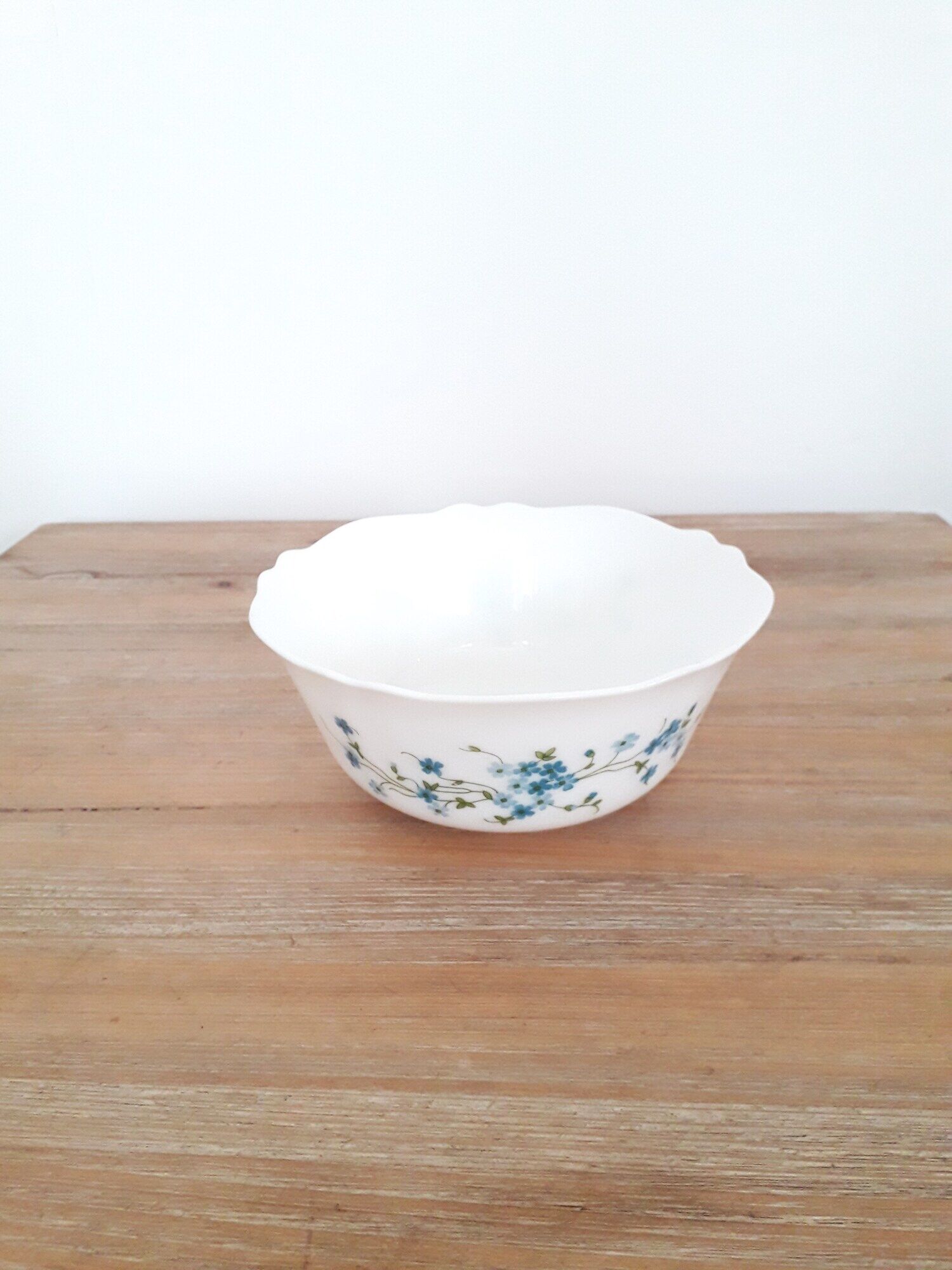 Vintage salad bowl arcopal france - model véronica myosotis - 1970