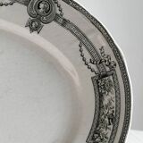 Plat ovale ancien en faïence, décor néoclassique noir et blanc