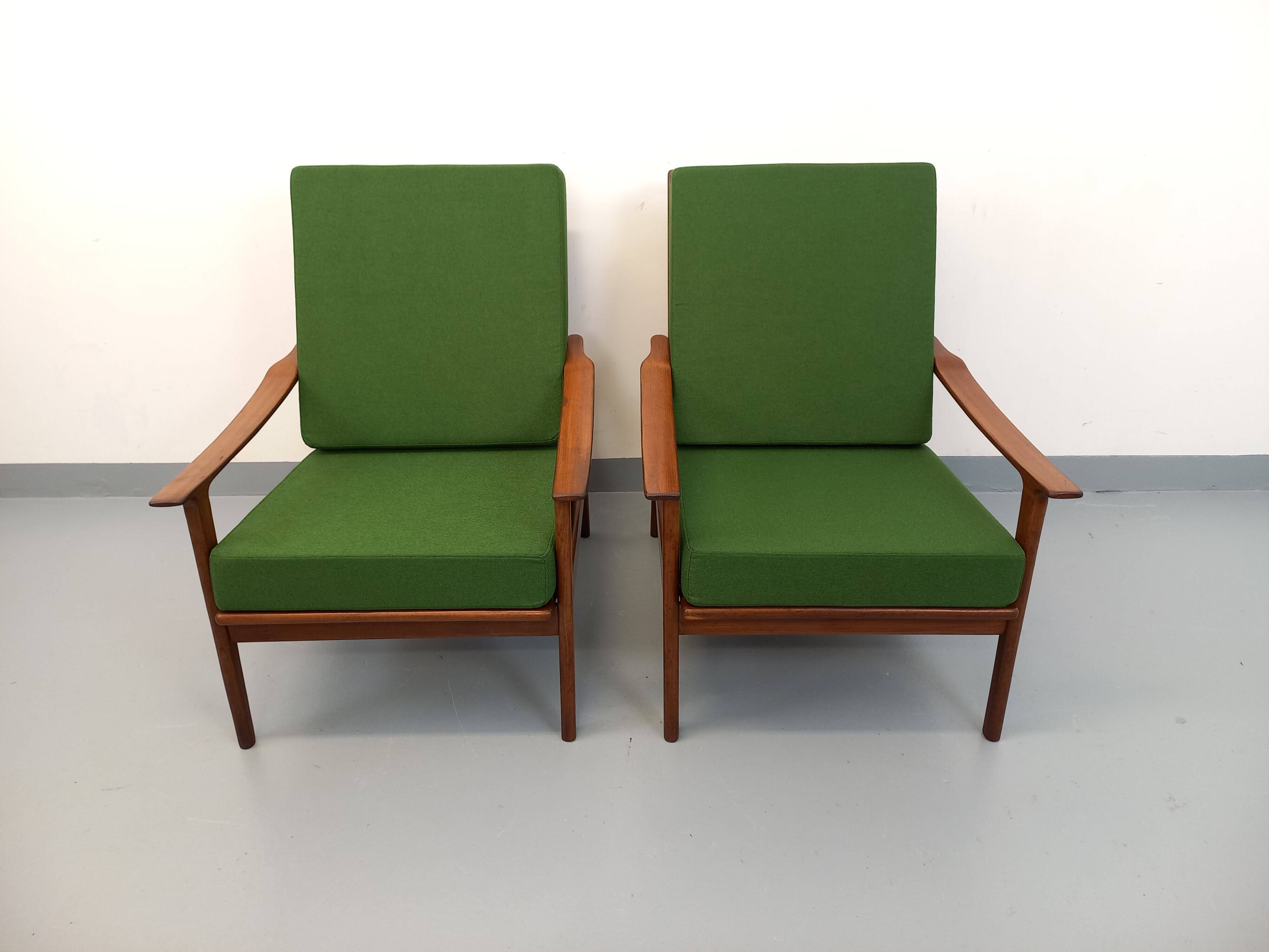 Paire de fauteuils scandinaves vintage en teck et tissu vert des années 60