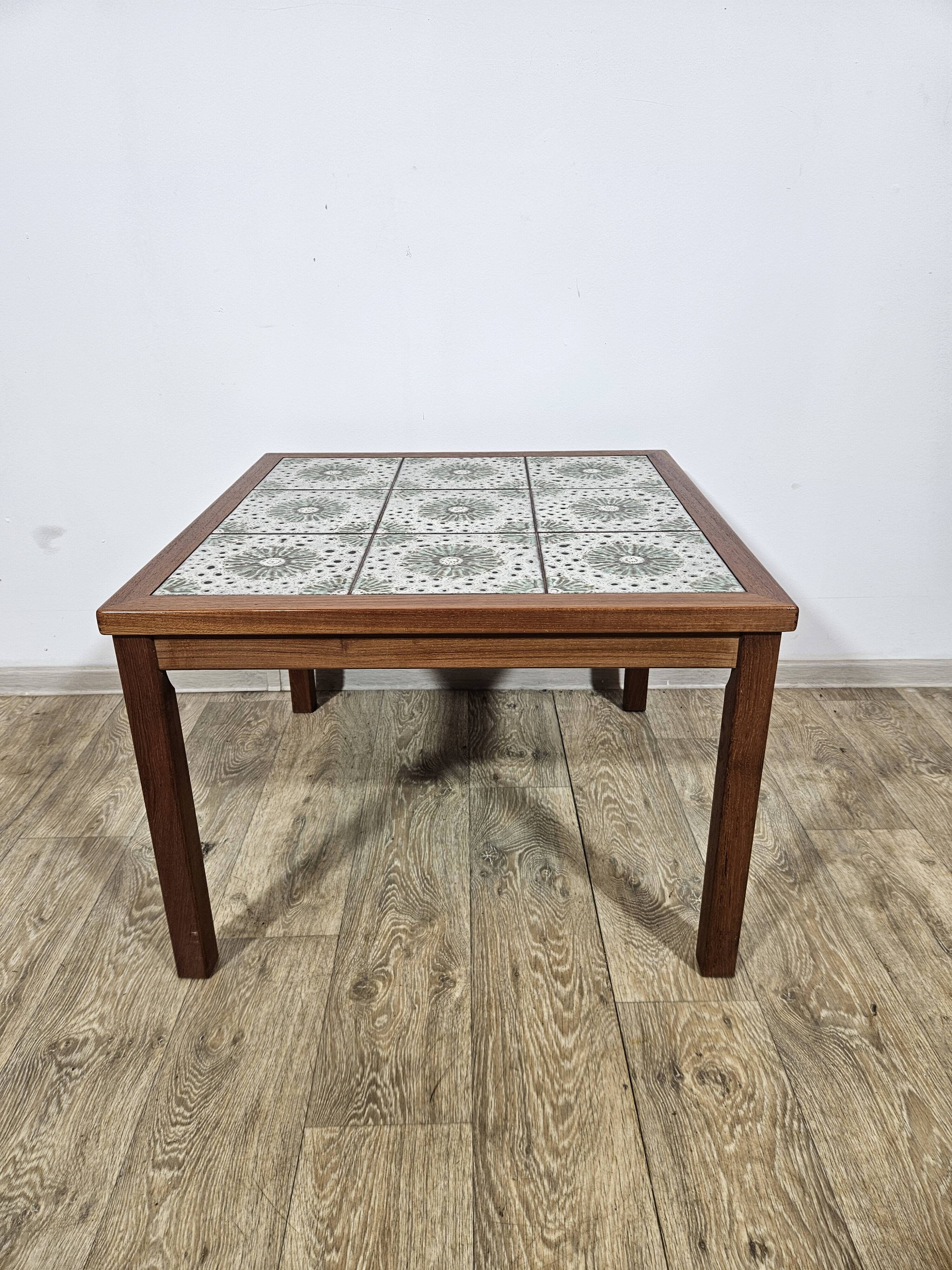 Table en teck avec céramiques, Danemark, années 1960.