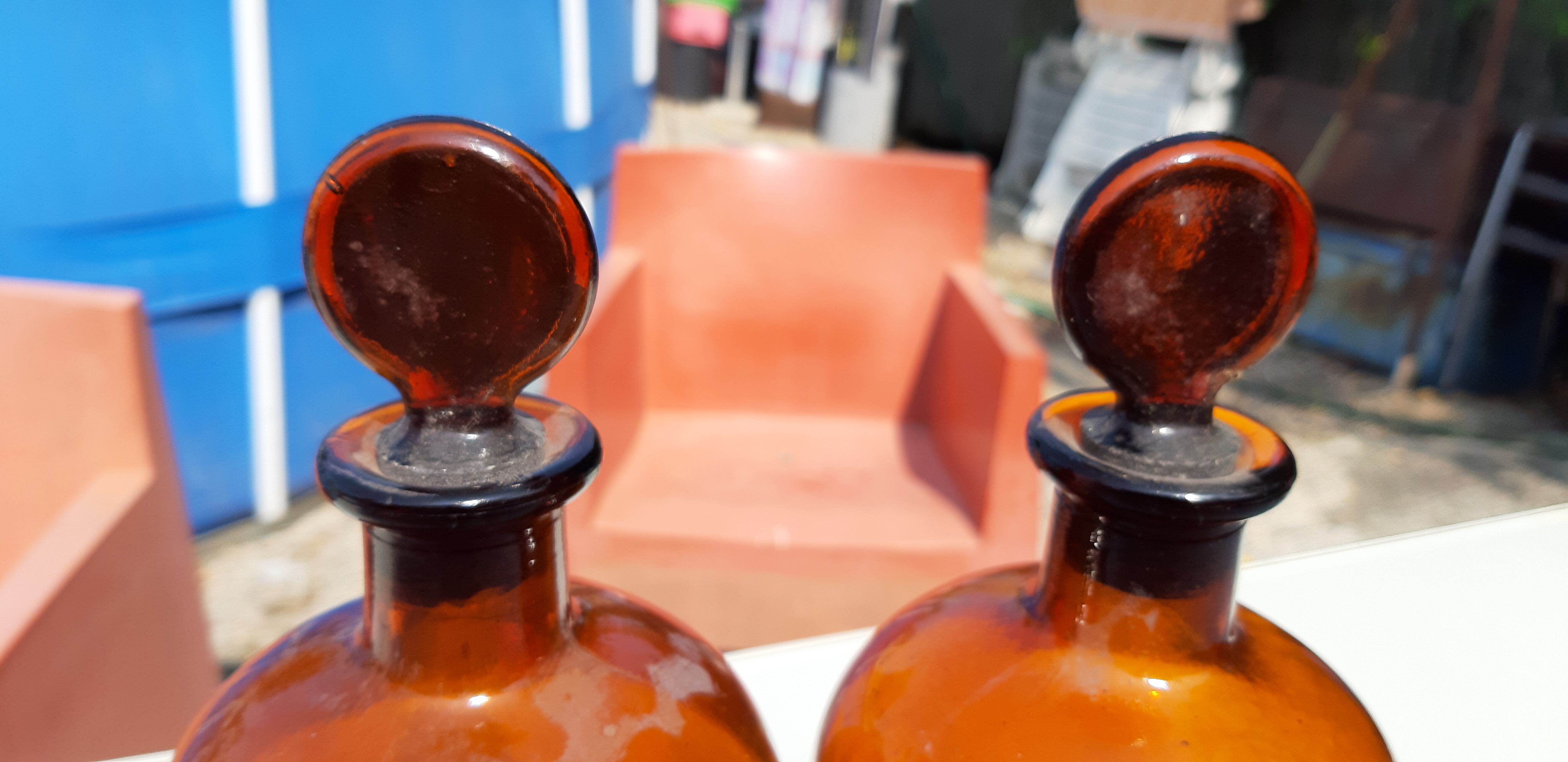 Paire de flacons a pharmacie en verre marron