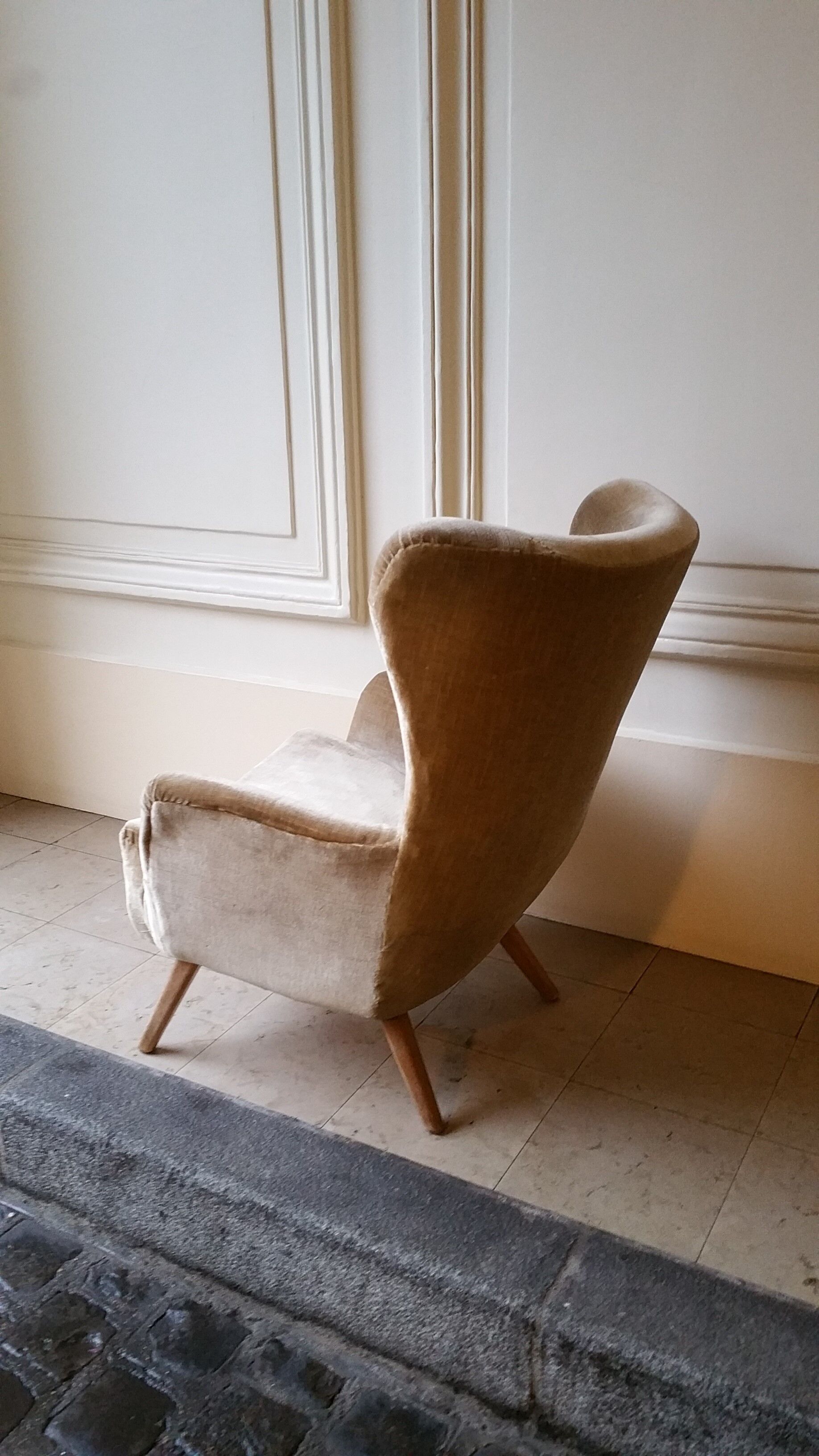 Chair has ears beige flesh wing in his 50s/60s juice