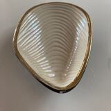 Shell-shaped cup