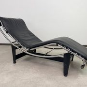 Vintage LC4 Chaise Longue par Le Corbusier en cuir noir