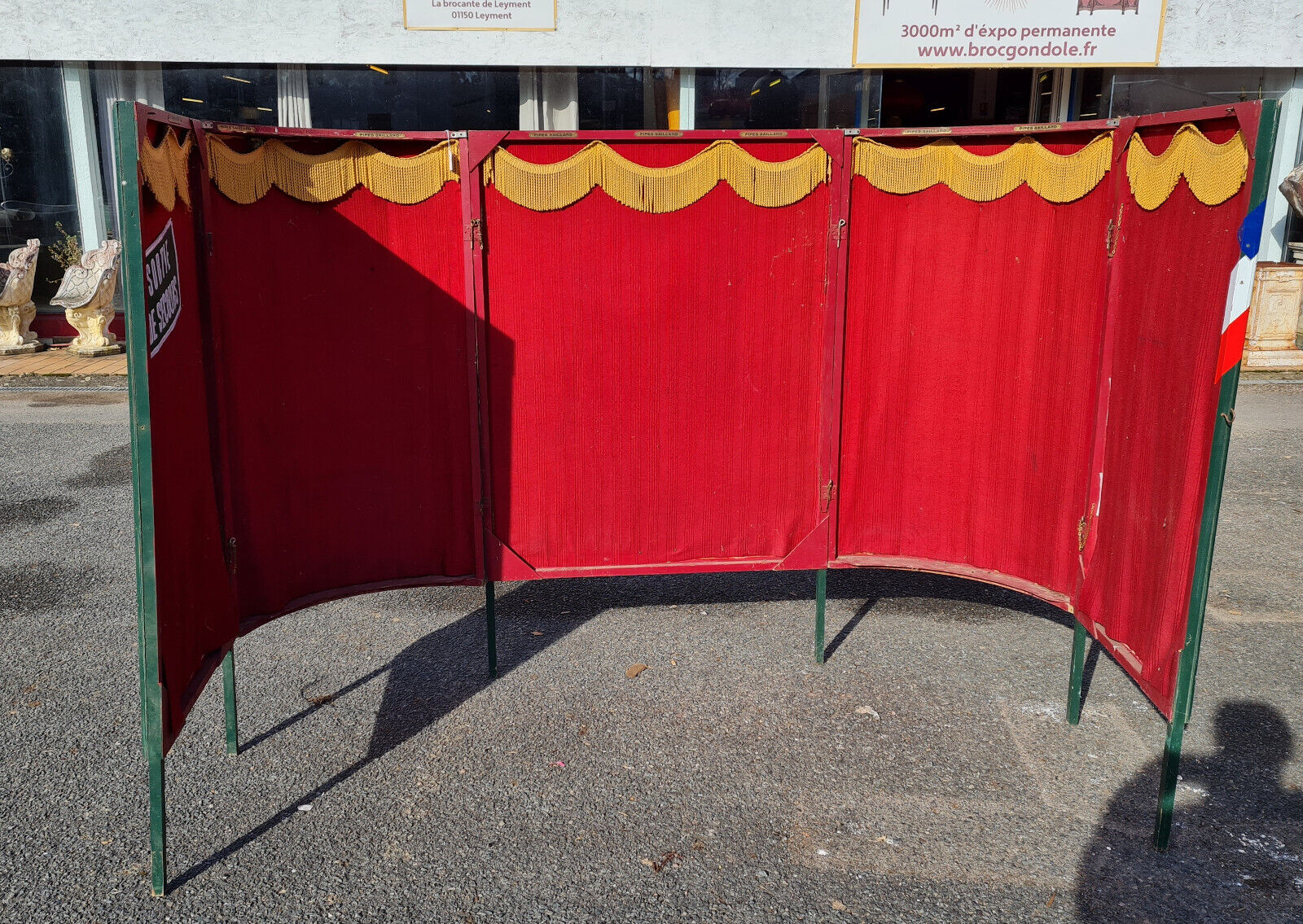 Public edicule made in sets for a former theater of Franche Comté