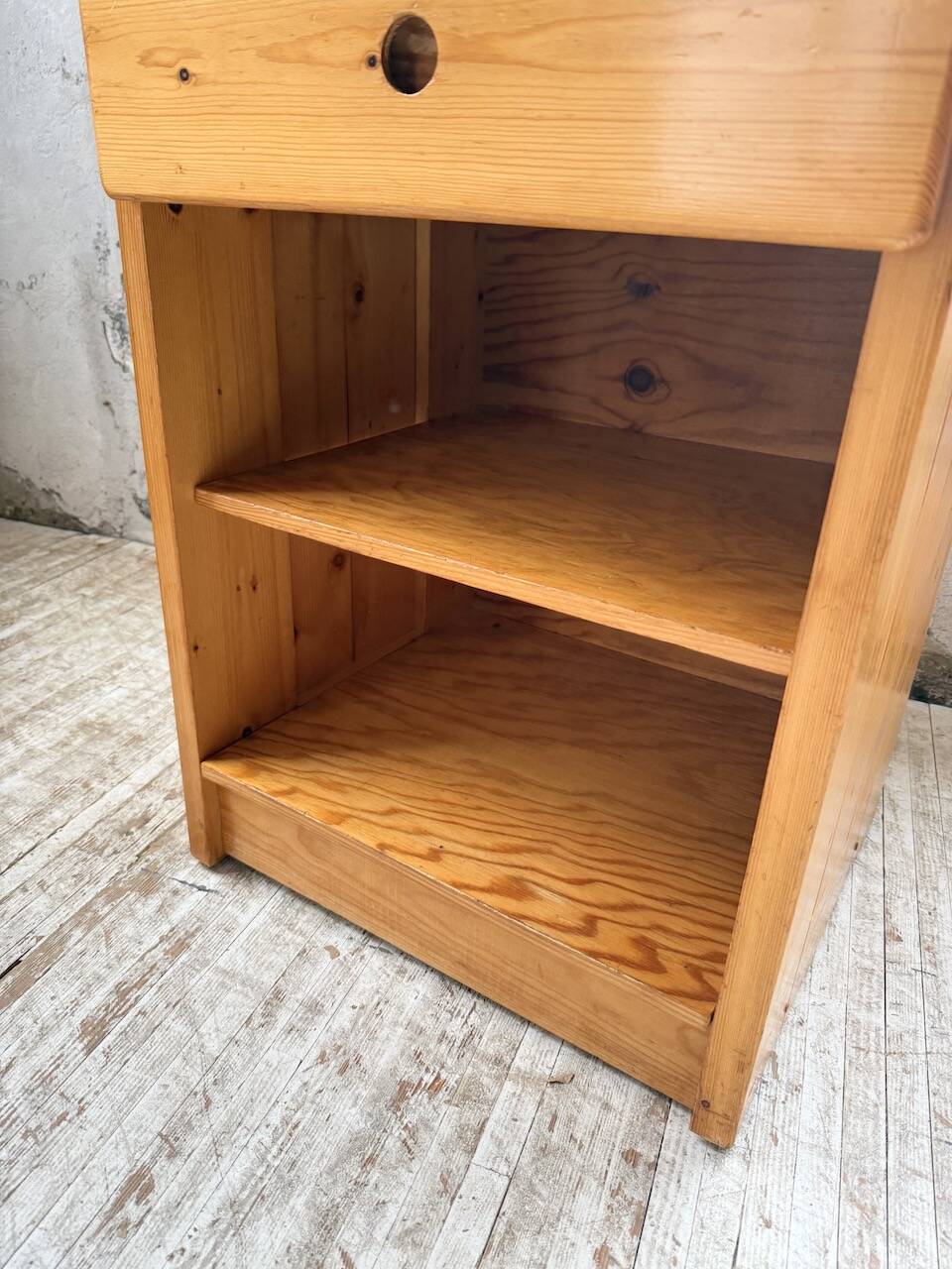 Chevet sélectionné par Charlotte Perriand pour Les Arcs