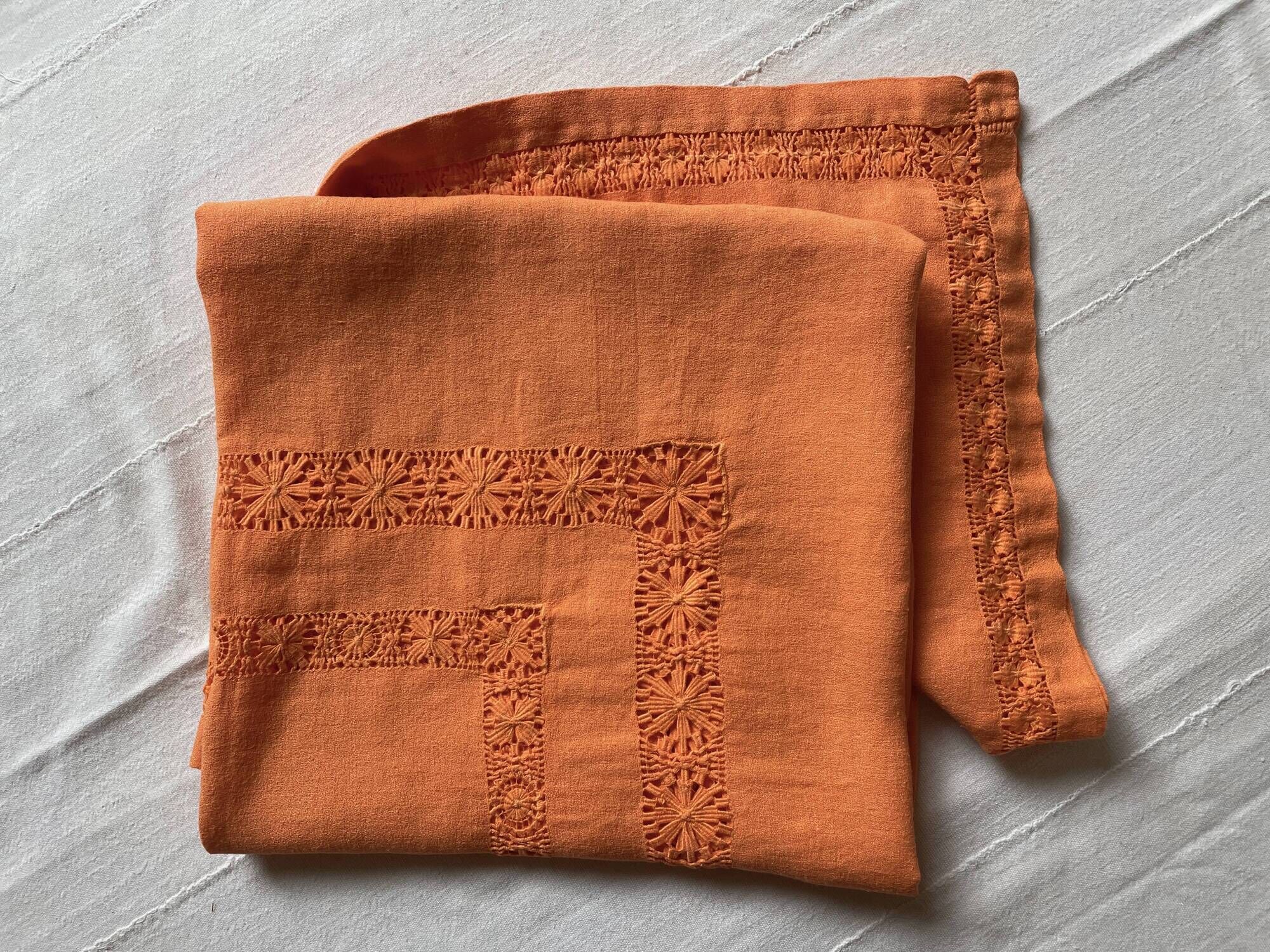 Old embroidered tablecloth "mandarin" and its 6 towels, 130x130 cm, métis