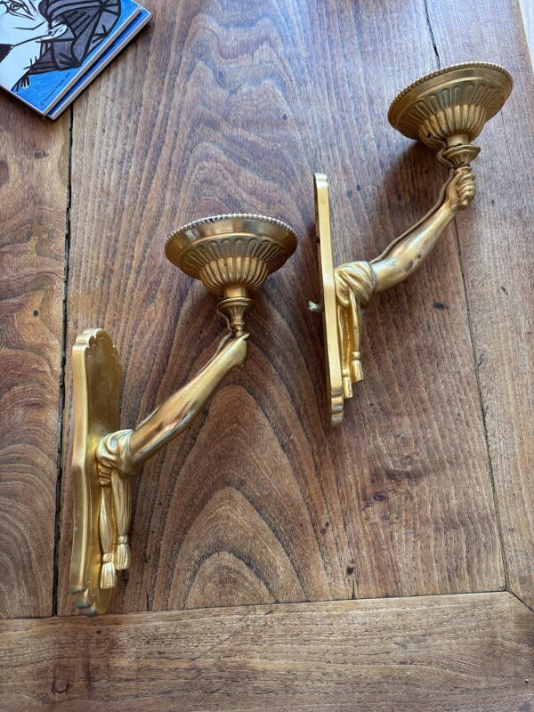 Paire d’appliques murales bronze bras tendus mains