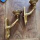 Paire d’appliques murales bronze bras tendus mains