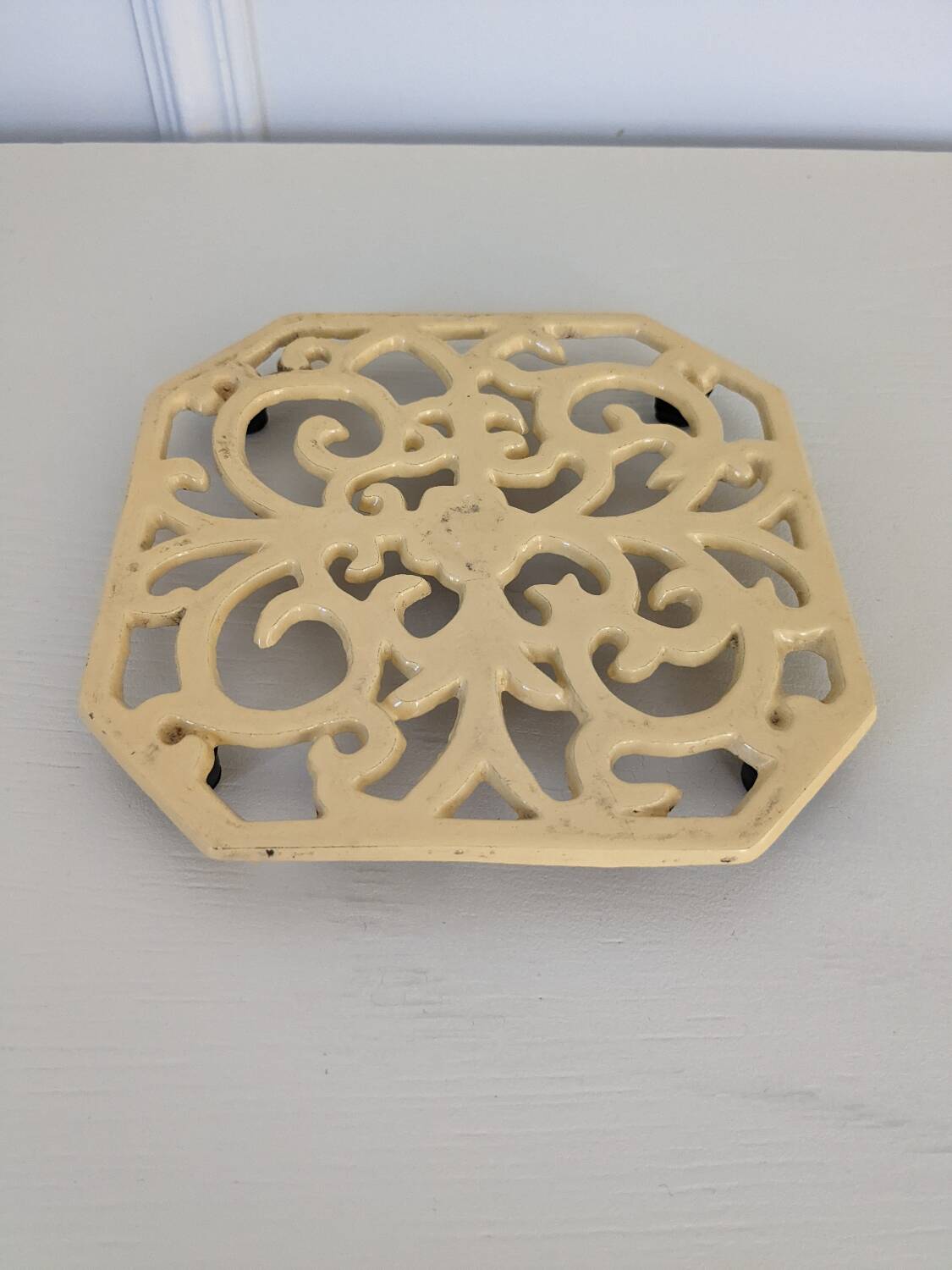 Enamelled cast iron trivet