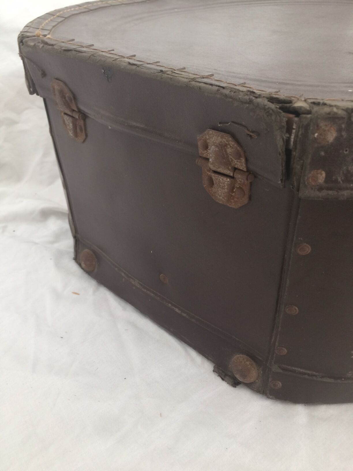 Suitcase time hat box