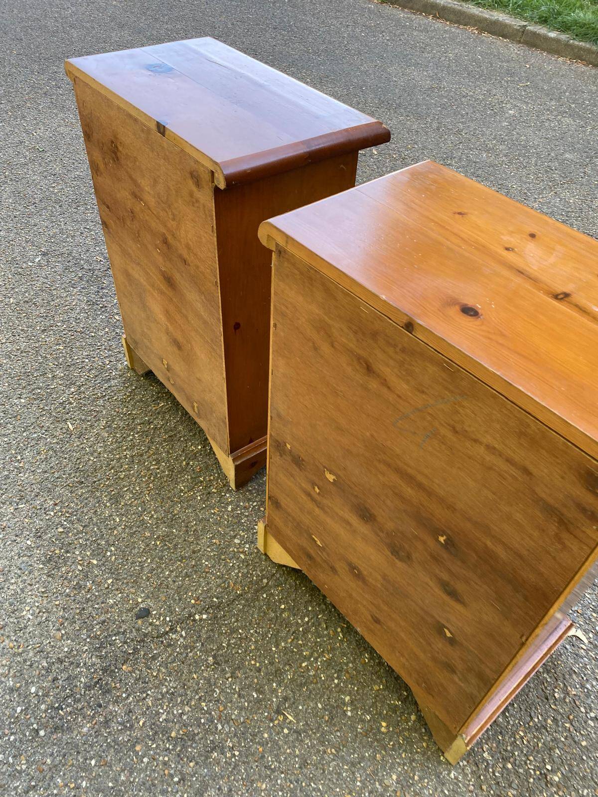 2 tables de chevet en pin massif style Louis XIV