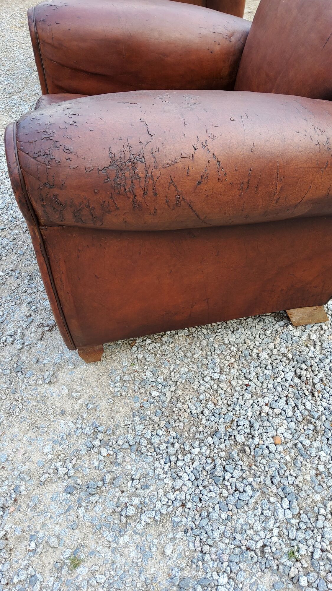 Paire de fauteuils club en cuir brun des années 30