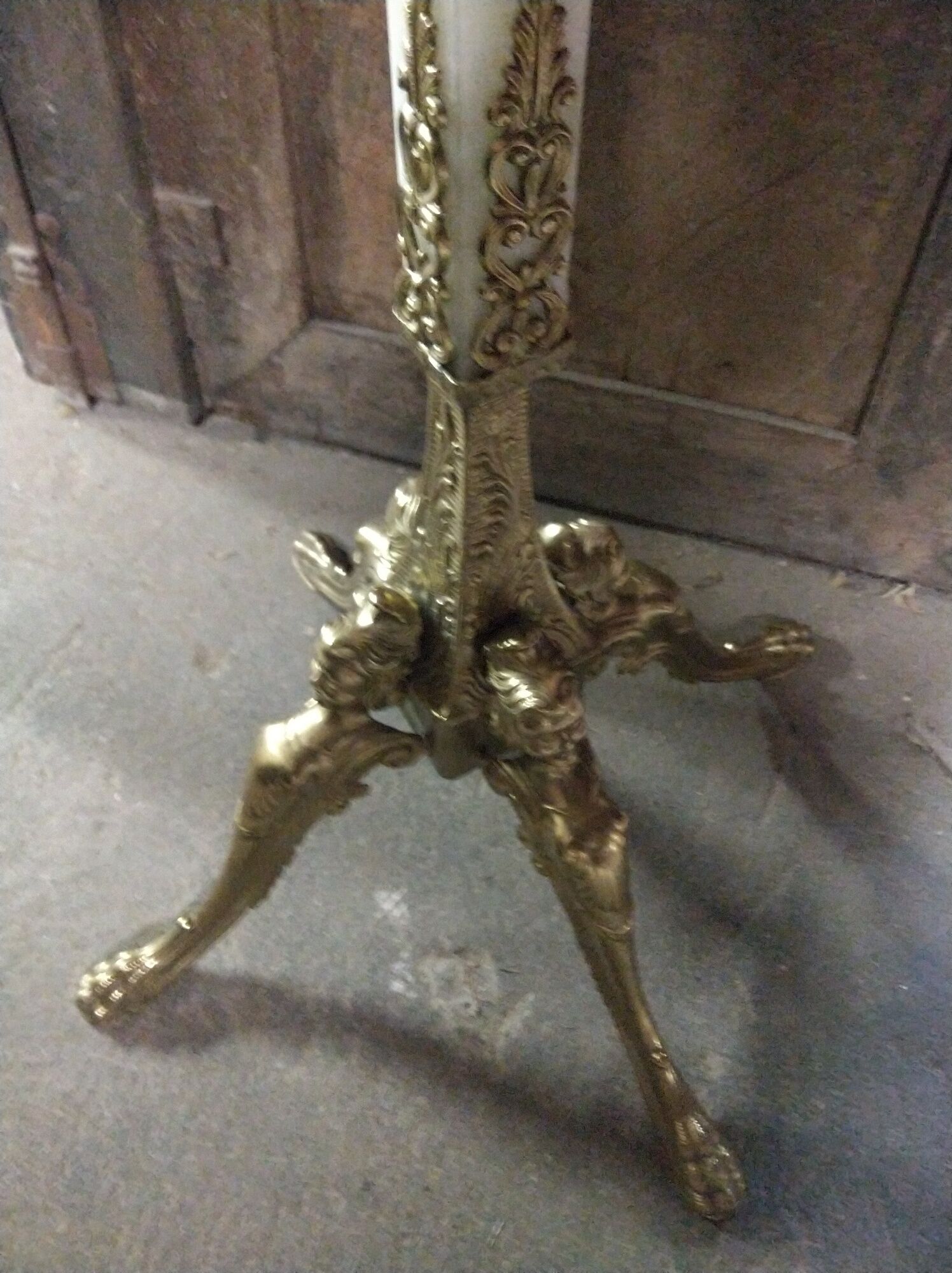 Coat holder on onyx and gold metal foot