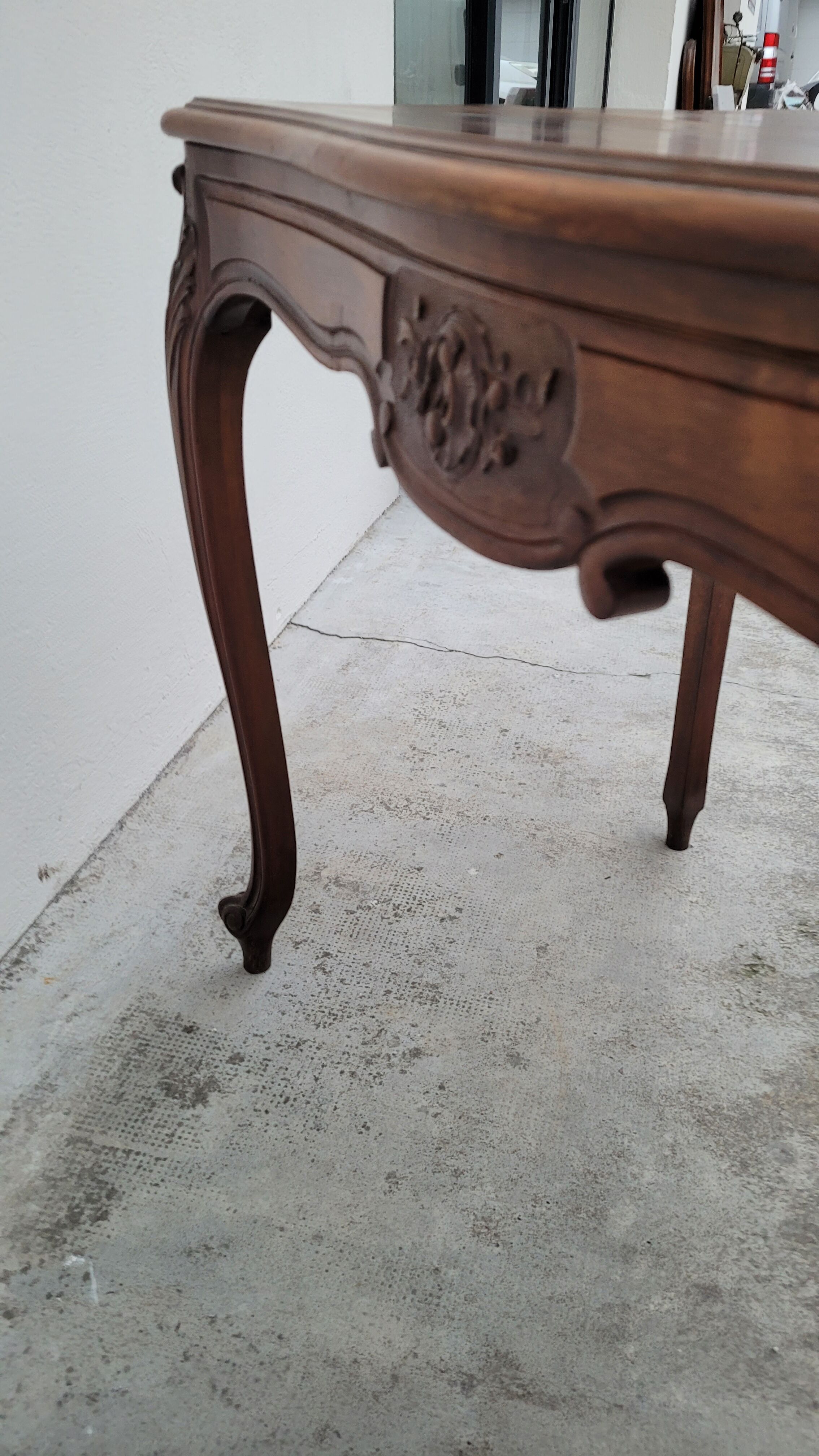 Table de milieu de style Louis XV en noyer massif