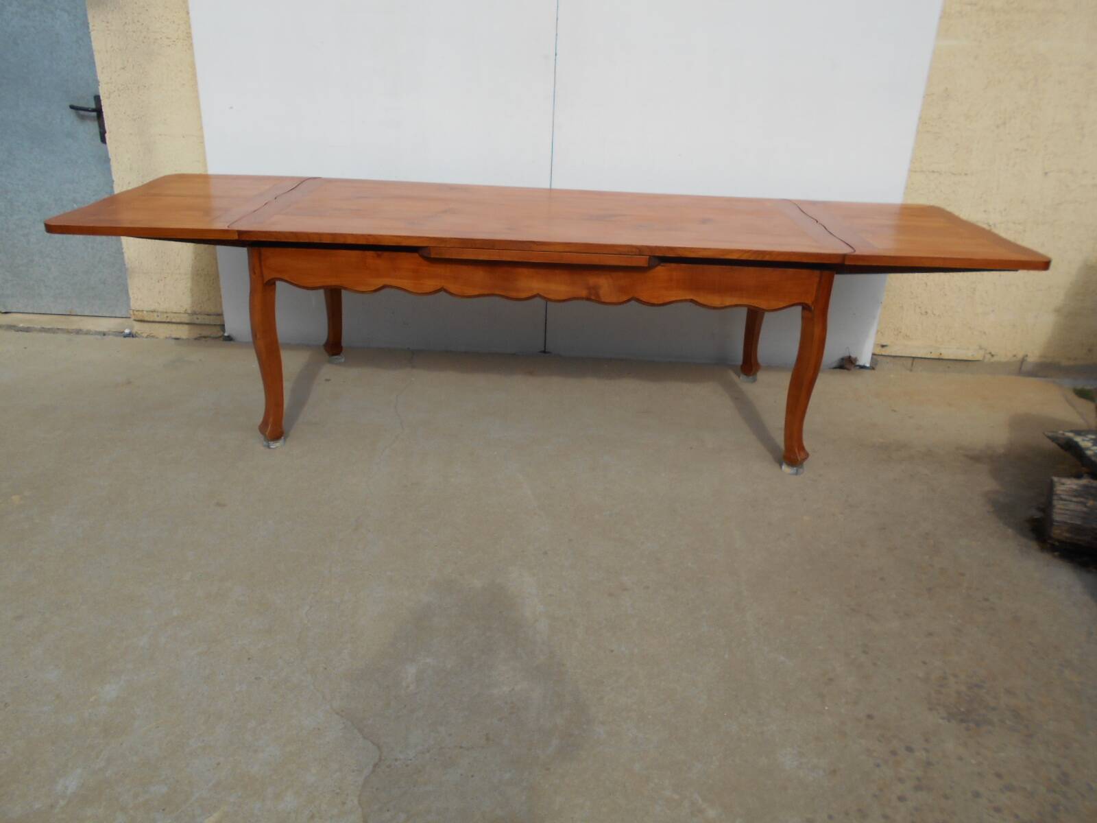 Large extendable table in solid wood