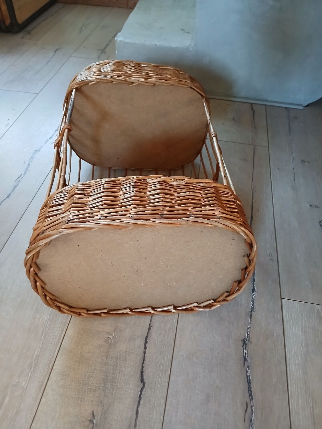 Panier porte bouteilles ancien en rotin