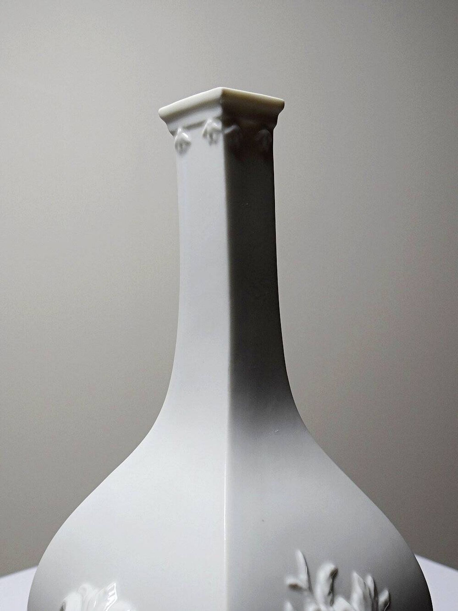 Small Meissen reproduction vase, 1715-1720, by Sheffield & Haviland, Limoges