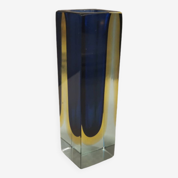 vase de Murano en verre translucide avec des détails de couleurs froides.