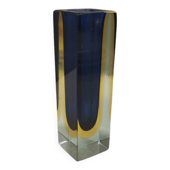 vase de Murano en verre translucide avec des détails de couleurs froides.