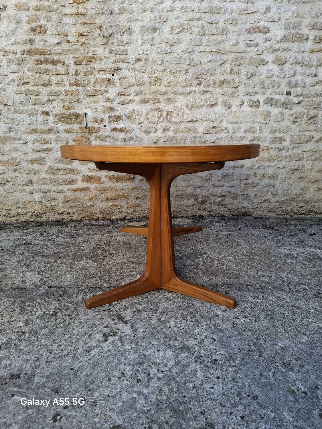 Baumann oval table