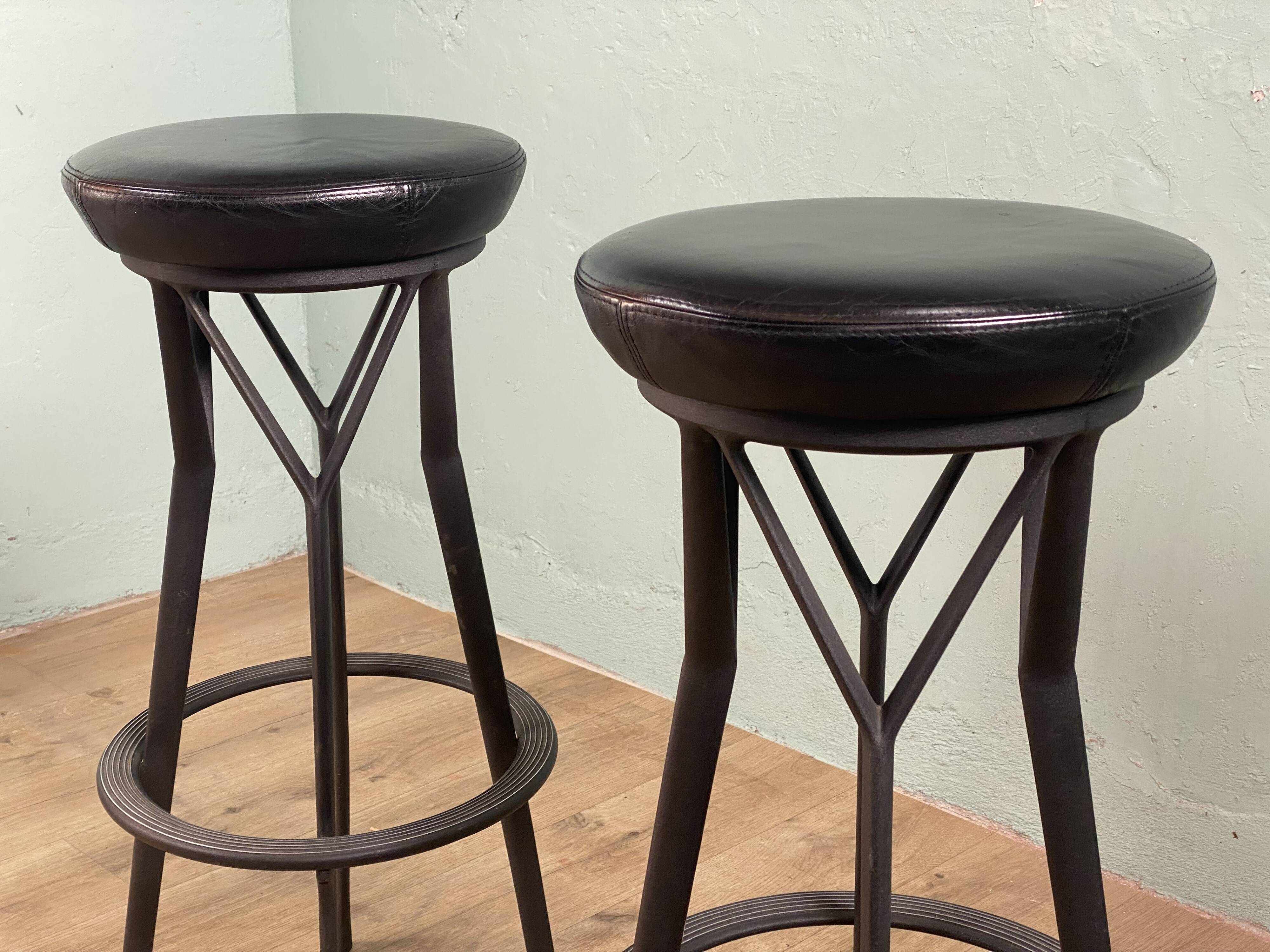 2 tabourets pivotant design Yamakado en cuir noir