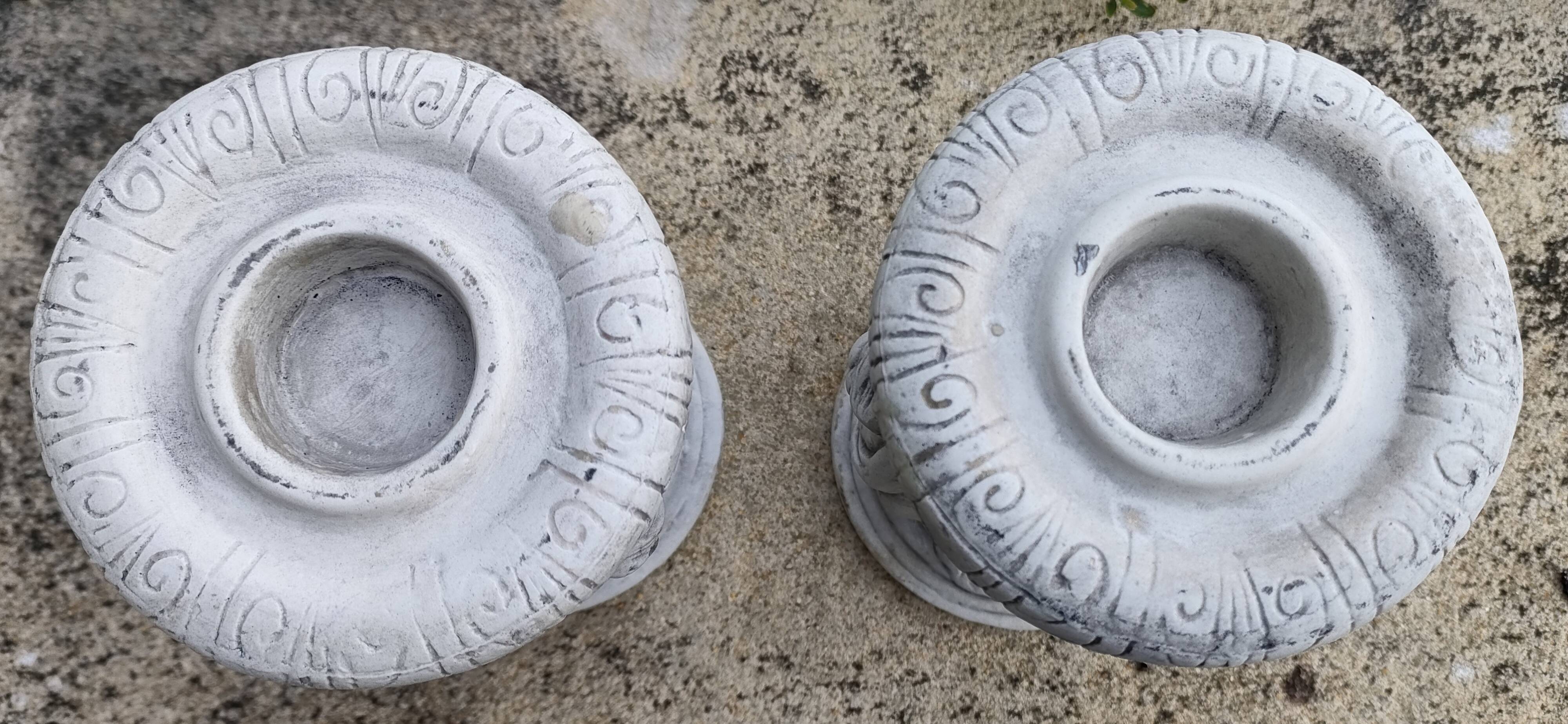 Paire de bougeoirs de jardin aux chérubins - résine patinée vieille pierre - France - Début 2000