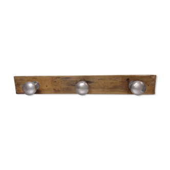 Ancien porte-manteaux de ferme - 3 patères rondes en métal - support bois - années 50